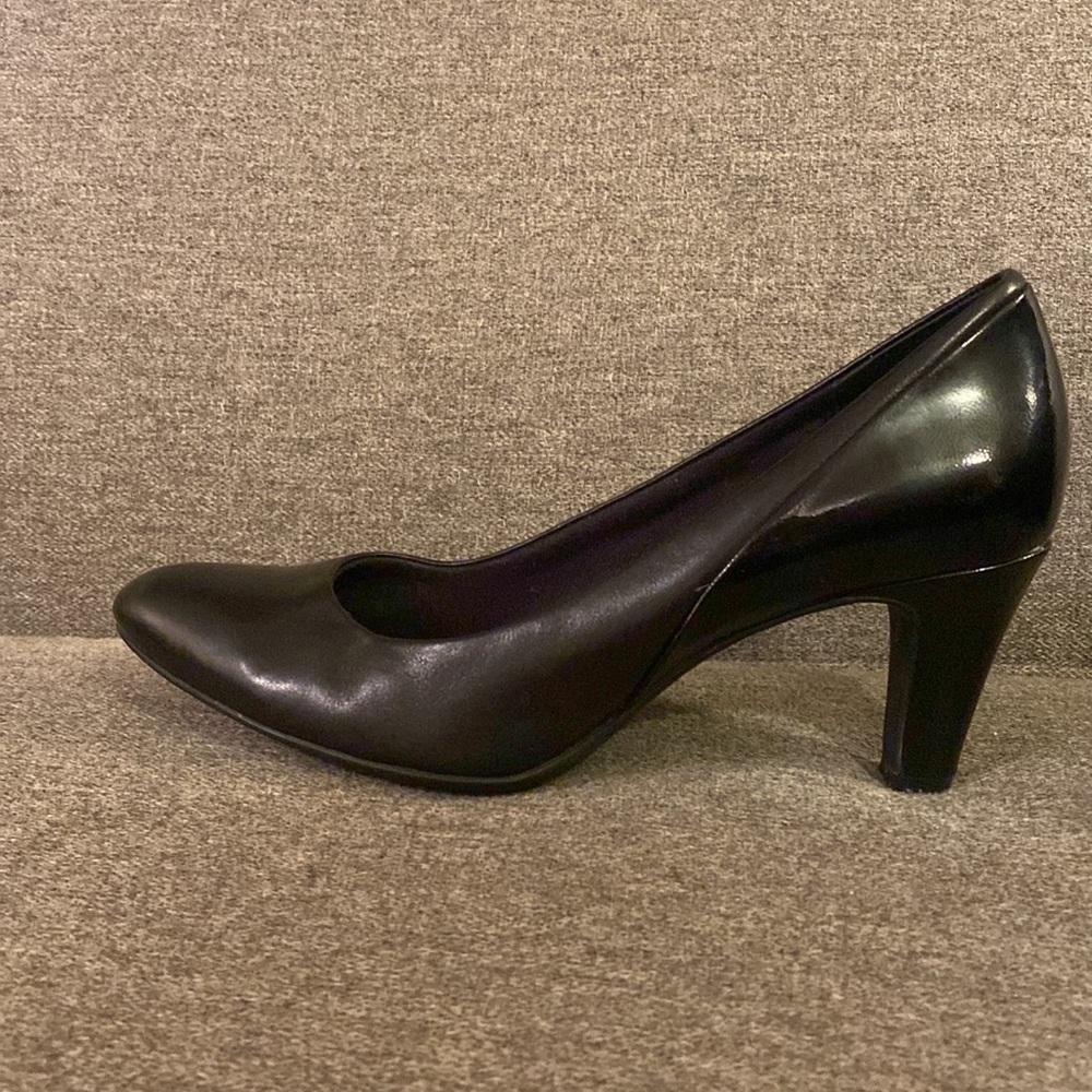 Clarks Artisan Black Leather 2” Heels Womens Size 9.5 - Picture 3 of 13